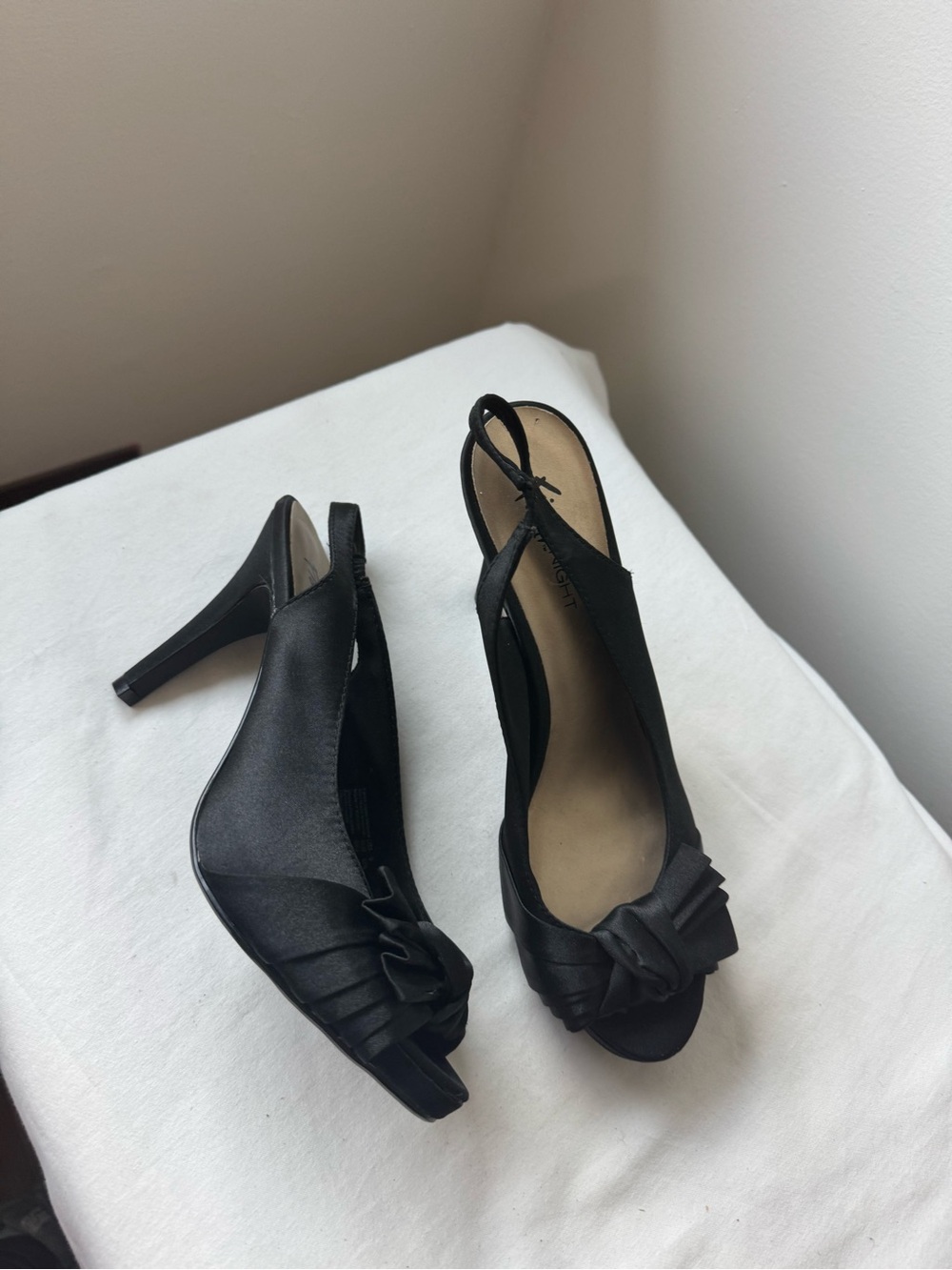Fioni Vintage Y2K Black Satin Peep-Toe Heels 🖤 size 9 with a bow